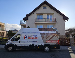 Zateplení stropu rodinného domu pomocí foukané izolace